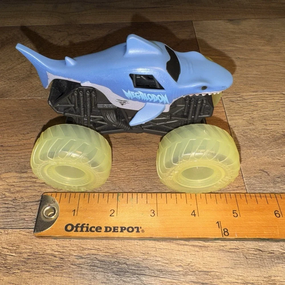 RARE Spin Master Monster Jam Megalodon 1:43 Monster Truck